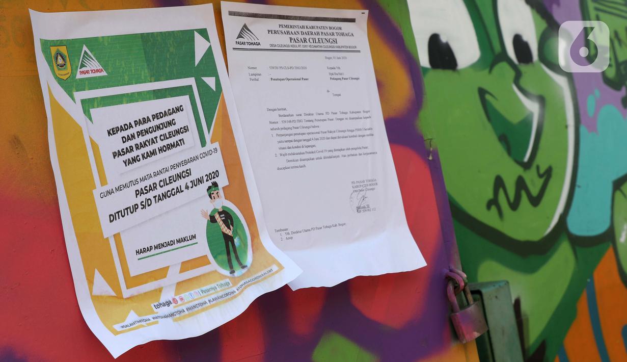Selebaran sosialisasi penutupan sementara kawasan Pasar Cileungsi, Kabupaten Bogor, Selasa (2/6/2020). Penutupan sementara kegiatan jual beli di Pasar Cileungsi terkait adanya tujuh pedagang yang positif terinfeksi virus COVID-19. (Liputan6.com/Helmi Fithriansyah)