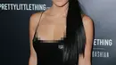 Kourtney Kardashian berpose saat menghadiri peluncuran PrettyLittleThing By Kourtney Kardashian di Los Angeles, California (25/10). Model 38 tahun ini tampil seksi dengan balutan gaun hitam super ketat. (Rich Fury/Getty Images/AFP)