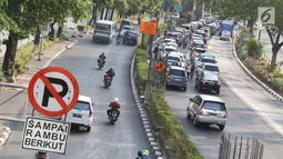 Kendaraan melintas di Jalan HR Rasuna Said, Kuningan, Jakarta, Senin (21/8). Untuk mengurai kemacetan di Ibukota, Pemprov DKI berencana menguji coba larangan bagi motor melintasi jalan tersebut mulai 11 September 2017. (Liputan6.com/Immanuel Antonius)