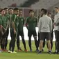 Pelatih Timnas Indonesia, Simon McMenemy, saat latihan jelang laga kualifikasi Piala Dunia di SUGBK, Jakarta, Senin (2/9). Indonesia akan berhadapan dengan Malaysia. (Bola.com/M Iqbal Ichsan)