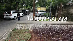 Suasana di sekitar Taman Salam, Jati Padang, Pasar Minggu, Jakarta, Selasa (18/10). Taman yang letaknya tersembunyi di antara pemukiman warga tersebut menjadi lokasi favorit bagi warga sekitar untuk melepas penat. (Liputan6.com/Immanuel Antonius)