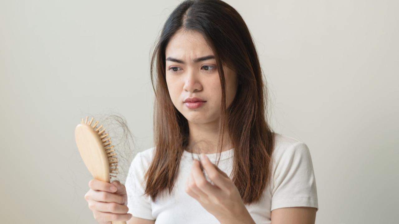 Rambut Rontok Akibat Stres? Tenang, Ada 4 Tips Mudah yang Bisa Kamu Coba!