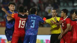Pelanggaran itu sempat membuat keributan antara kedua pemain. Wasit kemudian memberikan kartu merah kepada Rachmat Irianto dan Ricky Kambuaya. (Bola.com/Ikhwan Yanuar)