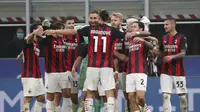 Zlatan Ibrahimovic dari AC Milan membuka tangan untuk memeluk rekan setimnya di penghujung pertandingan sepak bola Serie A antara Inter Milan dan AC Milan di Stadion San Siro, di Milan, Italia, Sabtu, 17 Oktober 2020. Ibrahimovic mencetak kedua gol terseb