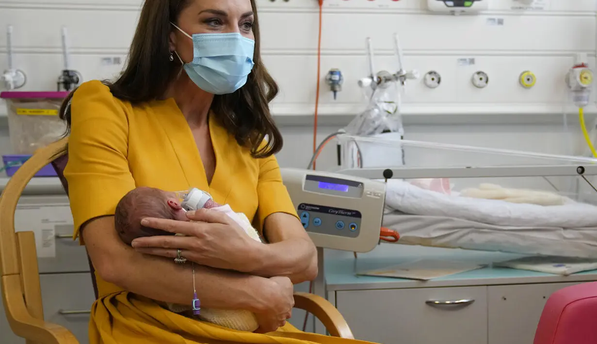 Kate Middleton mengunjungi RS Royal Surrey County. (Foto: AP Photo/Alastair Grant, Pool)