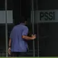 Salah satu karyawan masuk ke dalam kantor PSSI di kawasan Stadion GBK Jakarta, Selasa (19/4/2016). Setahun pasca dibekukan oleh Kemenpora, HUT PSSI ke-86 mengusung tema #We Are PSSI. (Liputan6.com/Helmi Fithriansyah)