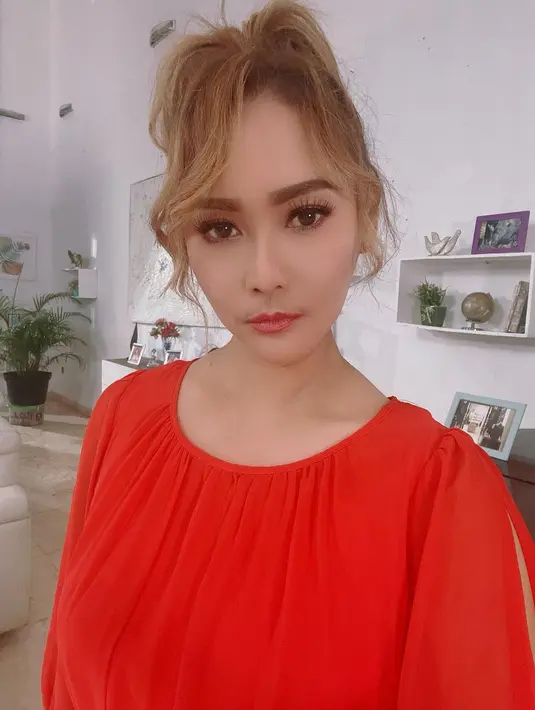 Dalam pandangan Inul Daratista, bakat tinggi perlu diimbangi dengan kejelian mengembangkan networking. “Lingkungan dan teman sangatlah berpengaruh, di mana kau menjalin hubungan di situ bisa dinilai, apakah bermanfaat atau unfaedah,” ungkap pemilik album Goyang Inul seraya mengingat, dari kecil ia terbiasa hidup susah dan kerja keras. Sampai sekarang pun ia terus kerja. (Foto: Dok. Instagram @inul.d)