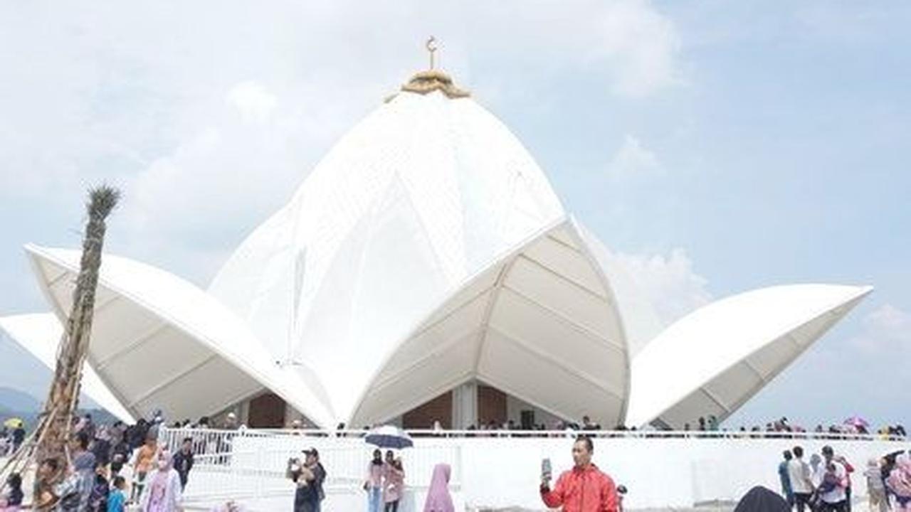 <b>Masjid Al Kamil dan Menara Kujang Sapasang</b><br>