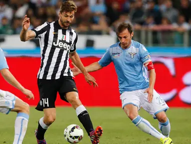 Duel panas terjadi di final Coppa Italia antara Lazio melawan Juventus di Olimpico Roma, Italia, Rabu (20/5/2015). Juventus menang 2-1 atas Lazio. (Reuters/Giampiero Sposito)