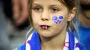 Suporter cilik yang cantik ini menanti laga timnya Islandia melawan Prancis pada piala Eropa 2016 di Stade de France, Saint-Denis, (3/7/2016). (AFP/Martin Bureau)