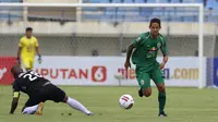 Striker PS Sleman, Irfan Bachdim (kanan) menggiring bola saat menghadapi Persik Kediri dalam laga matchday ke-3 Grup C Piala Menpora 2021 di Stadion Si Jalak Harupat, Bandung, Kamis (1/4/2021). (Bola.com/Ikhwan Yanuar)