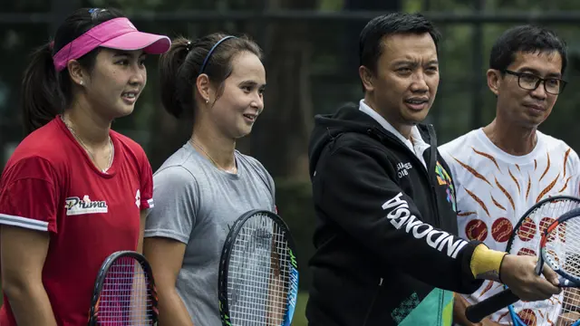 FOTO: Menpora Adu Kebolehan dengan Atlet Pelatnas Tenis Asian Games