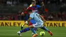 <p>Penyerang Barcelona Memphis Depay berebut bola dengan gelandang Celta Vigo Fran Beltran hari WIB. Barcelona menghajar Celta Vigo 3-1 di kandang sendiri. (AP Photo/Joan Monfort)</p>