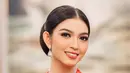 MUA Bennu Sorumba menerapkan tampilan wajah segar dengan blush on coral yang cocok dengan lipstik glossy-nya. Eyeshadow dan bulu mata tebal juga menambah daya tarik riasannya. Detail keseluruhan riasan semakin memperkuat tampilan keanggunannya. (Liputan6.com/IG/@riomotret)