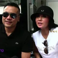 Yuni Shara baru saja membuka bisnis foodtrucknya yang berupa warung nasi bersama sang kekasih, Chico Hakim.