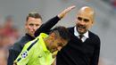 Pep Guardiola bersenda gurau dengan Neymar. (EPA/Tobias Hase)