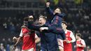 Para pemain Arsenal merayakan kemenangan atas Tottenham Hotspur usai pertandingan lanjutan Liga Inggris di Stadion Tottenham Hotspur di London, Inggris, Minggu (15/1/2023). Arsenal menang atas Tottenham dengan skor 2-0. (AP Photo/Frank Augstein)