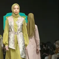 Koleksi Busana Lia Afif di IFW 2022 (Bambang E Ros/Fimela.com)