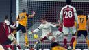 Gelandang Wolverhampton Wanderers, Daniel Podence (10), melepaskan tendangan yang berbuah gol ke gawang Arsenal dalam laga lanjutan Liga Inggris 2020/21 pekan ke-9 di Emirates Stadium, London, Minggu (29/11/2020) waktu setempat. Wolverhampton mengalahkan Arsenal 2-1. (AFP/Catherine Ivill/Pool)