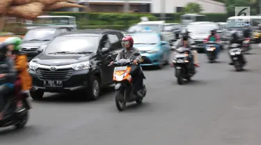 Sejumlah kendaraan roda dua melintas di persimpangan kawasan Jalan MH Thamrin, Jakarta, Jumat (20/9). Untuk menekan angka kecelakaan di Ibu Kota, BPTJ Kementerian Perhubungan berencana membatasi volume sepeda motor di Jakarta.(Liputan6.com/Faizal Fanani)