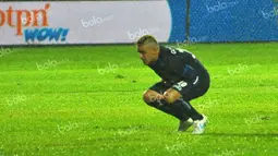 Striker Arema Cronus, Cristian Gonzales, menahan sakit usai disikut oleh pemain Persiba Balikpapan, Ledi Utomo, dalam laga Torabika Soccer Championship 2016 di Stadion Kanjuruhan, Malang, Minggu (1/5/2016). (Bola.com/Iwan Setiawan)