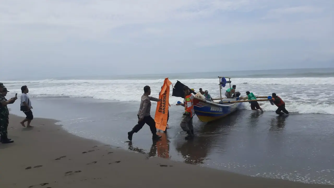 Jenazah Aisyah, siswi MTs Klirong, Kebumen ditemukan mengapung di tengah laut, Senin (4/12/2023). (Foto: Liputan6.com/Polres Kebumen)