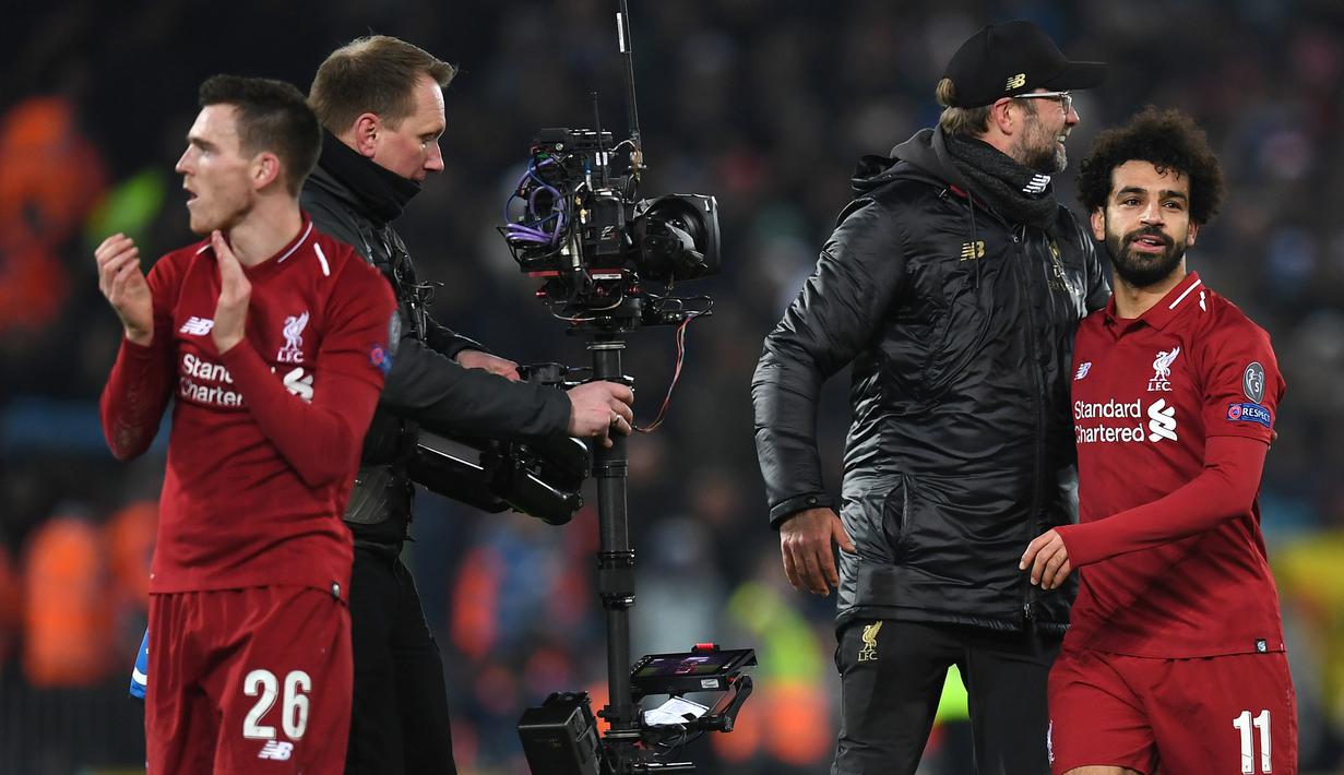 Pelatih Liverpool, Jurgen Klopp, merayakan kemenangan bersama Mohamed Salah usai mengalahkan Napoli pada laga Liga Champions di Stadion Anfield, Liverpool, Selasa (11/12). Liverpool menang 1-0 atas Napoli. (AFP/Paul Ellis)