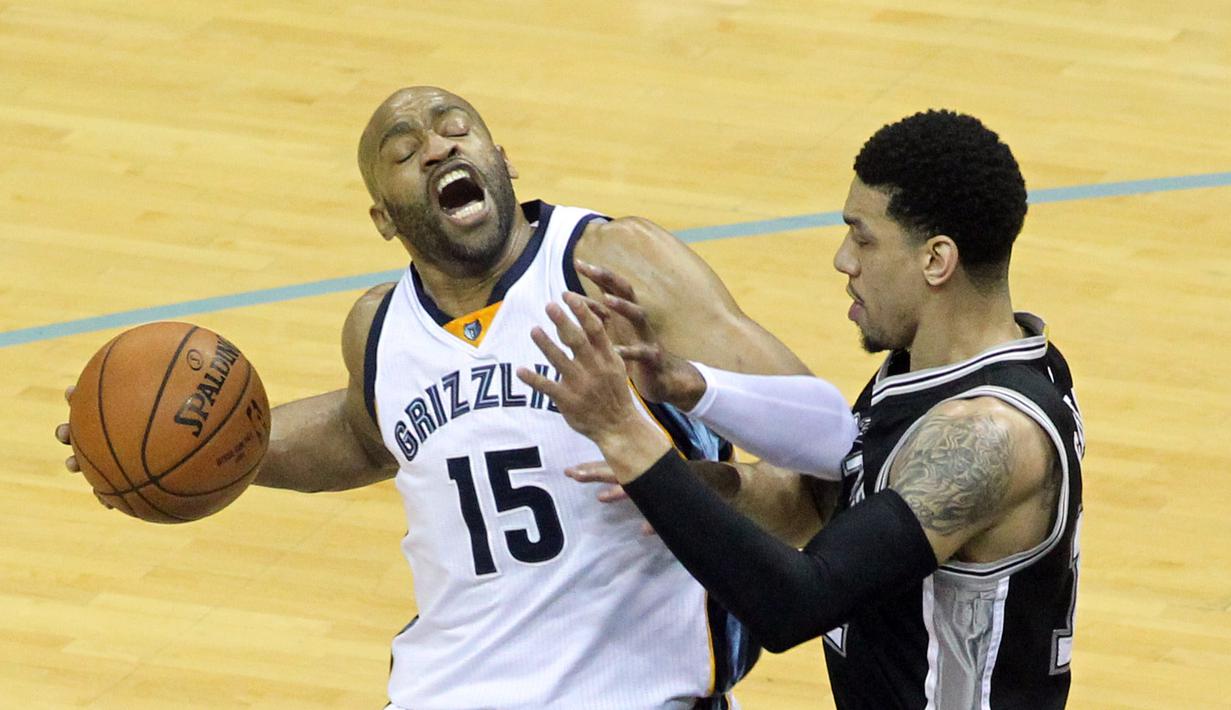 Guard Memphis Grizzlies, Vince Carter (kanan) dihadang guard San Antonio Spurs, Danny Green (2) pada laga play off NBA di FedEx Forum, Memphis, AS, Sabtu (23/4/2016) WIB. (Reuters/Nelson Chenault-USA TODAY Sports)
