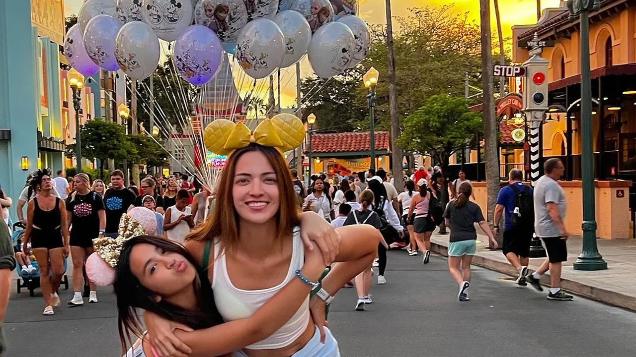 8 Gaya Fashionable Nia Ramadhani Liburan yang Pamer Perut Rata dengan Aneka Crop Top