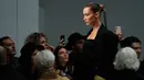 Model Bella Hadid mengenakan membawakan koleksi Spring 2020 dari Mugler dalam gelaran Paris Fashion Week, Rabu (25/9/2019). Bella Hadid menonjolkan bentuk alis serta matanya yang dirias ala smokey eye, dengan sapuan warna emas pada bibirnya. (AP Photo/Francois Mori)