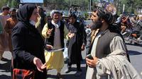 Sejumlah wanita yang berunjuk rasa terlibat adu mulut dengan anggota Taliban di Herat, Afghanistan, Kamis (2/9/2021). Dalam aksi protes yang jarang terjadi ini mereka mengaku siap menerima aturan burqa asal putri mereka tetap bisa bersekolah. (AFP Photo)