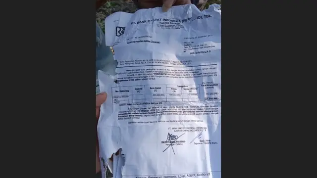 Surat tagihan tunggakan dari Bank yang ditemukan dalam makam yang diduga untuk pesugihan di Bojonegoro. (Adirin/Liputan6.com)