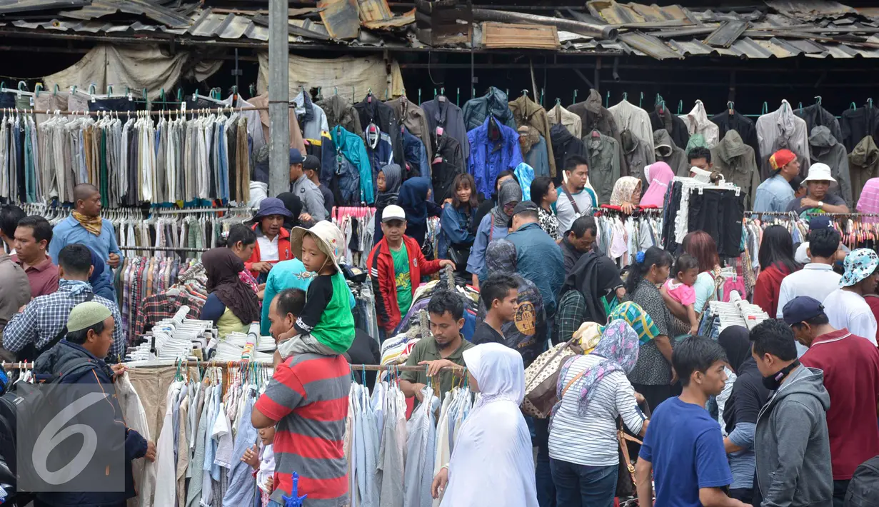 Suasana aktivitas keramaian perdagangan di depan gedung Pasar Senen pasca kebakaran, Jakarta, Minggu (22/1). Karena akhir pekan pengunjung justru tumpah ruah di Pasar Senen untuk memilah baju bekas. (Liputan6.com/Helmi Affandi)