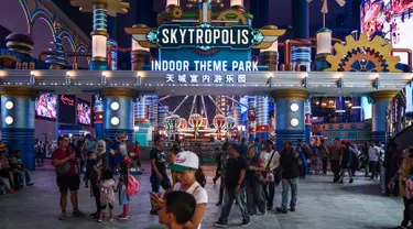 Sejumlah pengunjung berjalan di Skytropolis Funland, di resor Genting Highlands di luar Kuala Lumpur, Malaysia (30/6/2019). Di dalam Skytropolis Funland, ada sekitar 21 wahana yang terbagi menjadi tiga bagian, antara lain Child Rides, Family Rides, dan Thrill Rides. (AFP Photo/Mohd Rasfan)