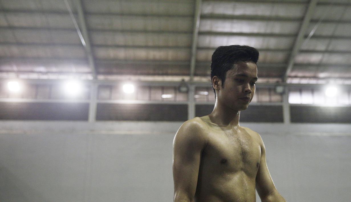 Tunggal putra Indonesia, Anthony Ginting, tampak lelah saat latihan di Pelatnas PBSI Cipayung, Jakarta, Selasa (9/7). Latihan ini persiapan jelang Indonesia Open 2019. (Bola.com/Vitalis Yogi Trisna)