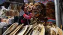 Penjual menata makanan laut kering di sebuah pasar di Kota Haikou, Provinsi Hainan, China, Rabu (15/1/2020). Warga Haikou akhir-akhir ini sibuk berbelanja untuk menyambut Tahun Baru Imlek 2020. (Xinhua/Guo Cheng)