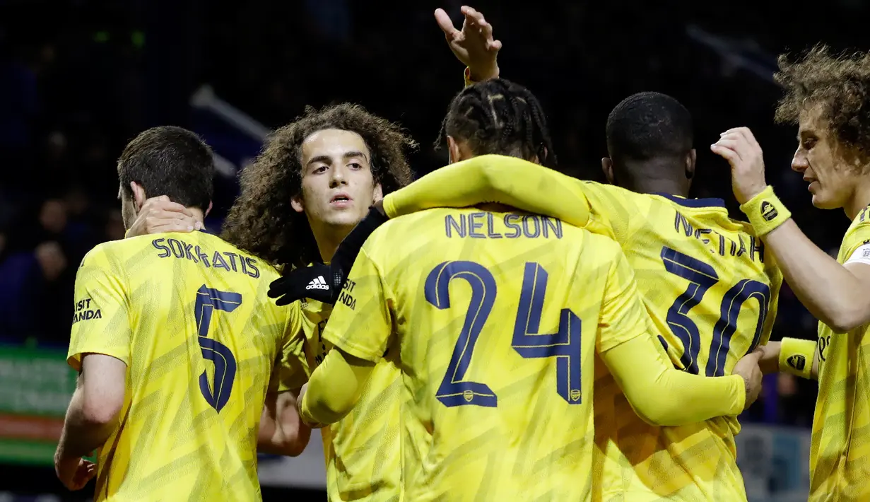 Bek Arsenal, Sokratis Papastathopoulos bersama rekan setimnya merayakan gol yang dicetaknya ke gawang Portsmouth pada laga putaran lima Piala FA di Fratton Park, Senin (2/3/2020). Arsenal sukses membungkam tuan rumah Portsmouth dengan skor 2-0. (AP Photo/Kirsty Wigglesworth)