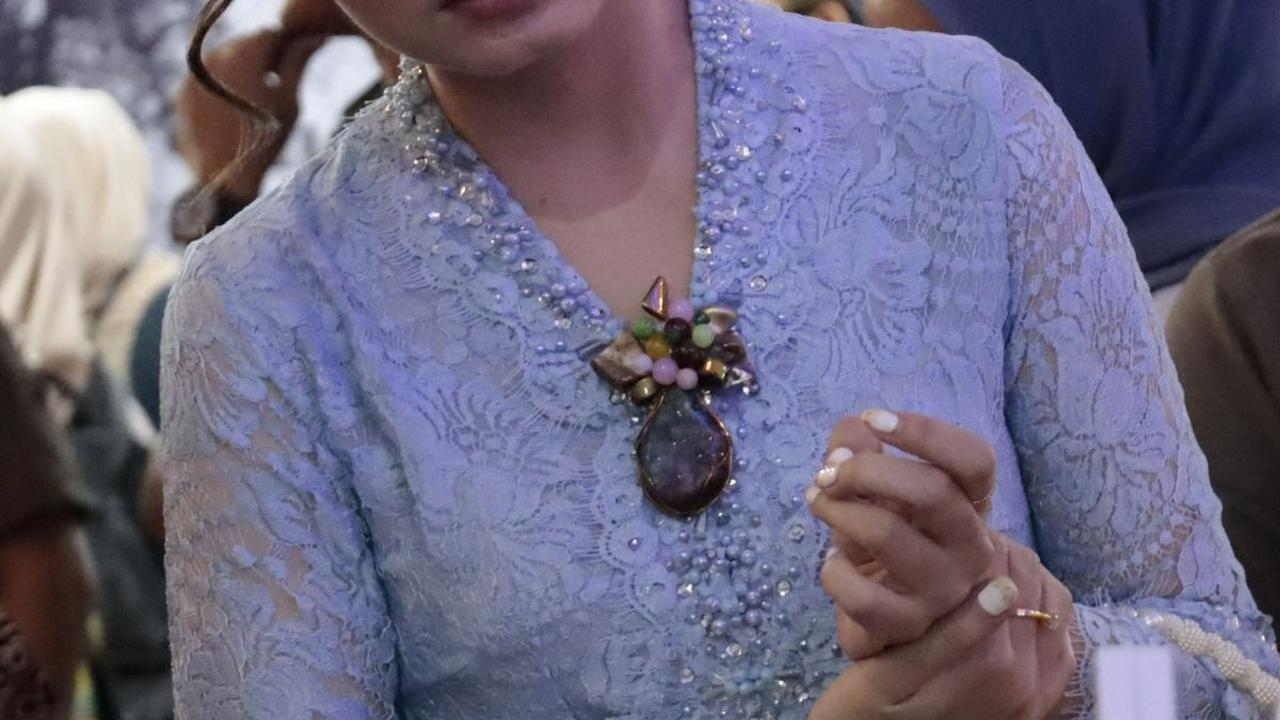 "Saya beli kain batik Bali, kain Gedog Tuban dan masih banyak," katanya.