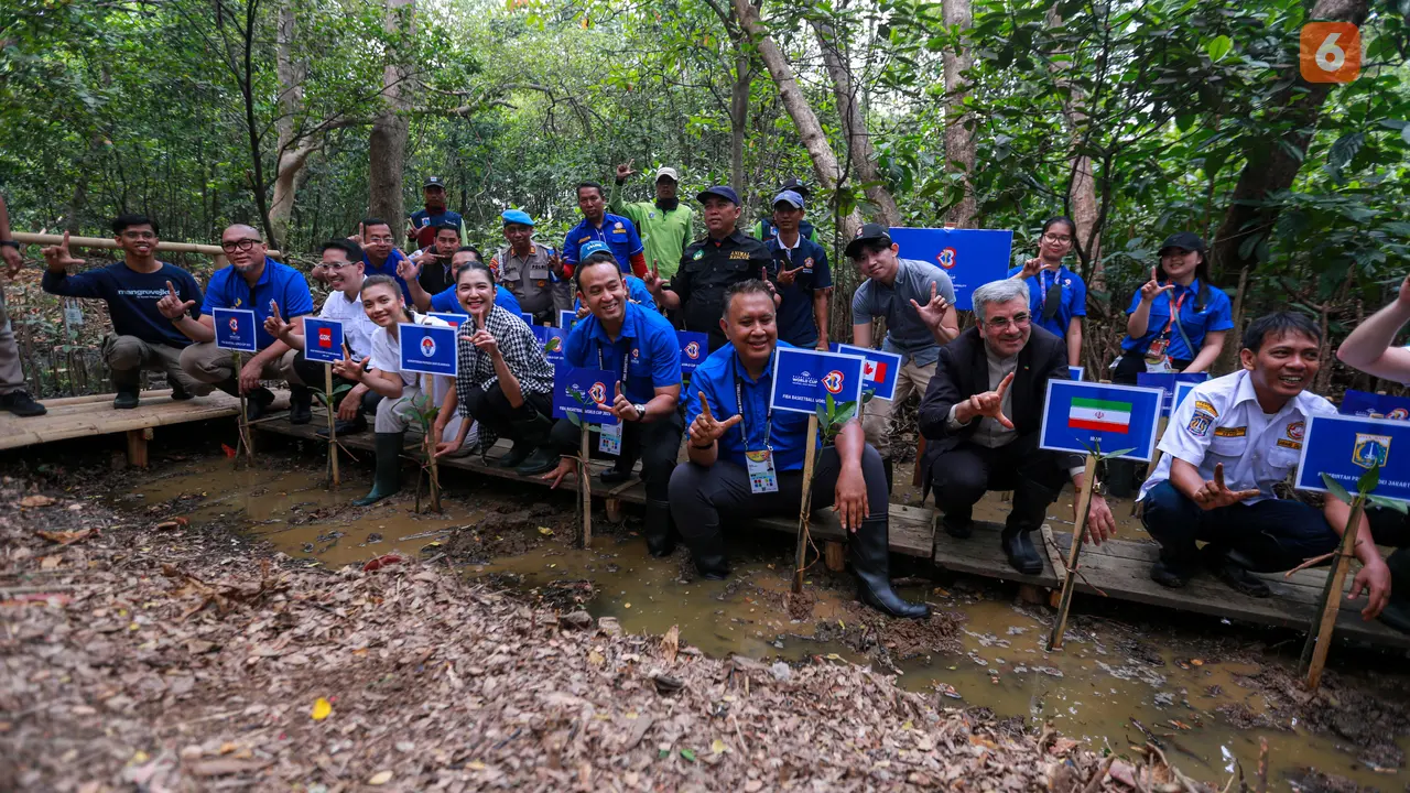 Foto: Sambut FIBA World Cup 2023, PP Perbasi dan LOC Gelar Penanaman Bakau Sebagai Tindakan Carbon Offset