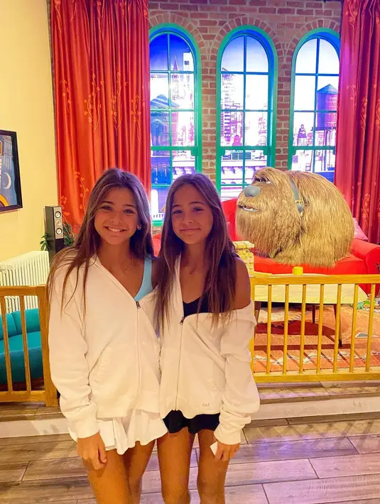 Ava dan Leah sekarang tinggal di LA dan sejak tahun 2017, sang ibu Jaqi membuatkan keduanya akun Instagram pribadi. Di mana Jaqi dan Kevin masih memantau apa yang diunggah di akun Instagram tersebut. [Foto: Instagram/clementstwins]