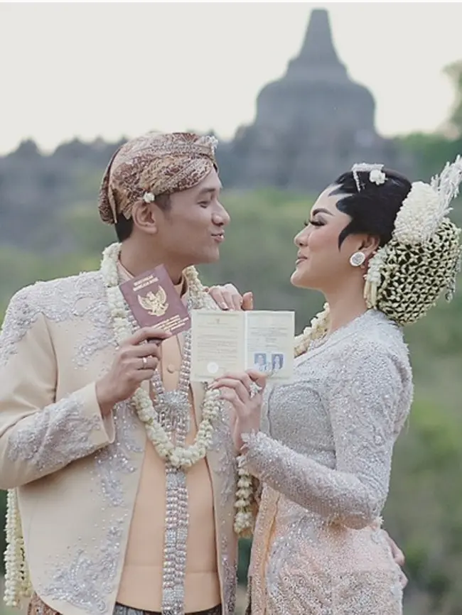 Kabar bahagia dari artis Vicky Shu. Tepat Sabtu (23/9) artis peran dan penyanyi, resmi menjadi istri Ade Imam. Acara digelar di pelataran Candi Borobudur, Magelang Jawa Tengah. Tidak banyak tamu yang di undang. (Instagram/aldiphotoofficial)