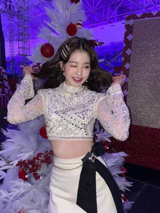 <p>Saat membiarkan rambut terurai, gunakanlah aksesori sebagai pelengkap agar tidak membosankan. Cara Wonyoung menggunakan banyak hair pin di sisi kanan dan kiri rambutnya bisa jadi pilihan menarik. [Instagram/for_everyoung10] Penulis: Mufiidaanaiilaa Alifah S.</p>