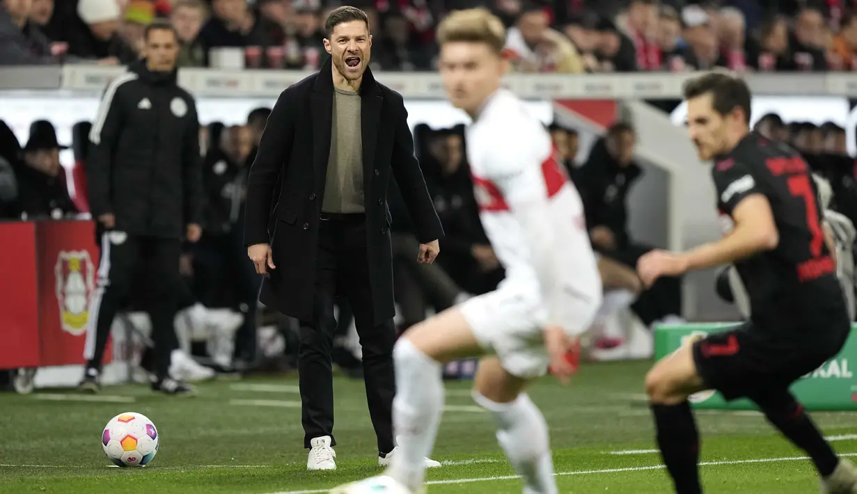 Pelatih Bayer Leverkusen, Xabi Alonso, memberikan arahan kepada anak asuhnya saat melawan Stuttgart pada laga perempat final DFB Pokal di Stadion di BayArena, Rabu (7/2/2024). (AP Photo/Martin Meissner)
