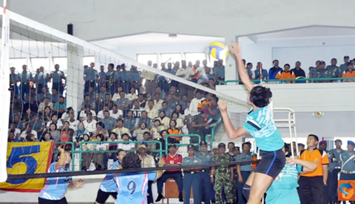 Citizen6, Surabaya: Tim Bolla Volley Putri Kobangdikal merebut medali emas Porwiltim TNI AL 2012 setelah di babak final mengalahkan juara bertahan Lantamal Wiltim 3 - 1 di GOR Wijaya Kusuma Bumimoro, Surabaya, Senin (11/6). (Pengirim: Penkobangdikal)