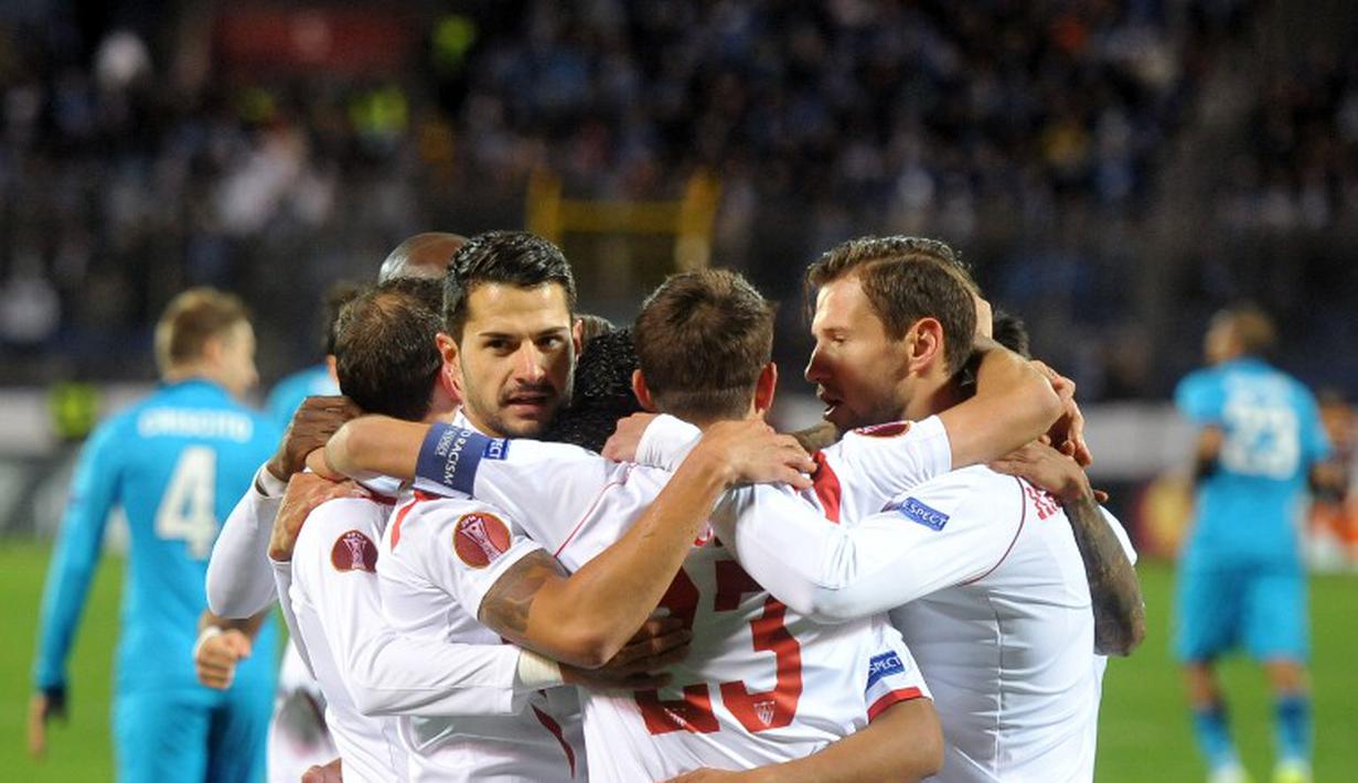 Para penggawa Sevilla merayakan gol ke gawang Zenit St Peterseburg dalam perempat final leg kedua European League, Jumat (24/4/2015). (AFP)