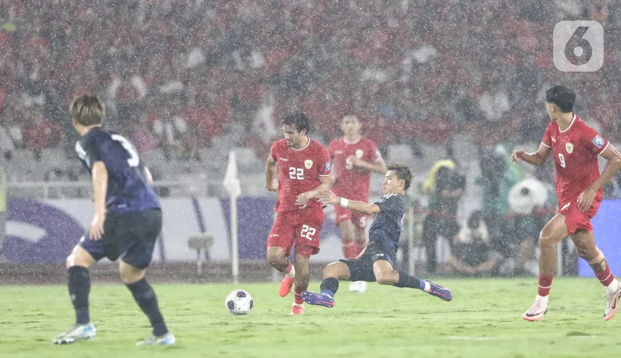 Di bawah guyuran hujan, skuad Garuda tetap tampil menyerang dan berusaha menembus pertahanan Jepang. (Liputan6.com/Angga Yuniar)