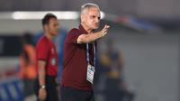 Pelatih kepala PSS Sleman, Marian Mihail memberi instruksi kepada pemainnya saat menghadapi PSS Sleman pada laga pekan ke-9 BRI Liga 1 2023/2024 di Stadion Indomilk Arena, Tangerang, Jumat (18/8/2023). (Bola.com/Abdul Aziz)