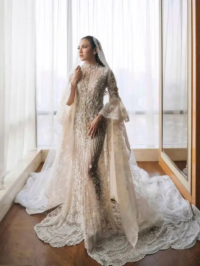 Potret 3 Bridal Robe Mewah Mahalini yang Secantik Gaun Pernikahannya, Dirancang Desainer Tanah Air