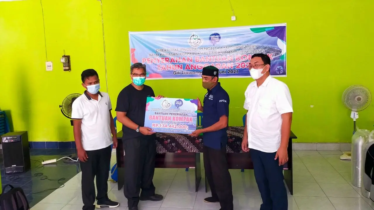 KKP kembali memberikan bantuan kepada Kelompok Masyarakat Penggerak Konservasi (KOMPAK) di Kawasan Konservasi Perairan Nasional (KKPN) Taman Wisata Perairan (TWP) Gili Matra.