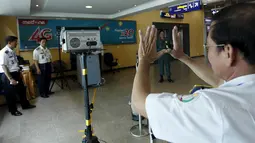 Petugas kesehatan melakukan pengujian terhadap alat thermoscan yang mendeteksi suhu tubuh manusia, di Bandara Internasional Phnom Penh, Selasa (23/6/2015). Kamboja meningkatkan pemeriksaan kesehatan untuk mencegah penyebaran MERS. (REUTERS/Samrang Pring)